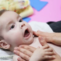 Fazendo massagem no pescoço do bebê